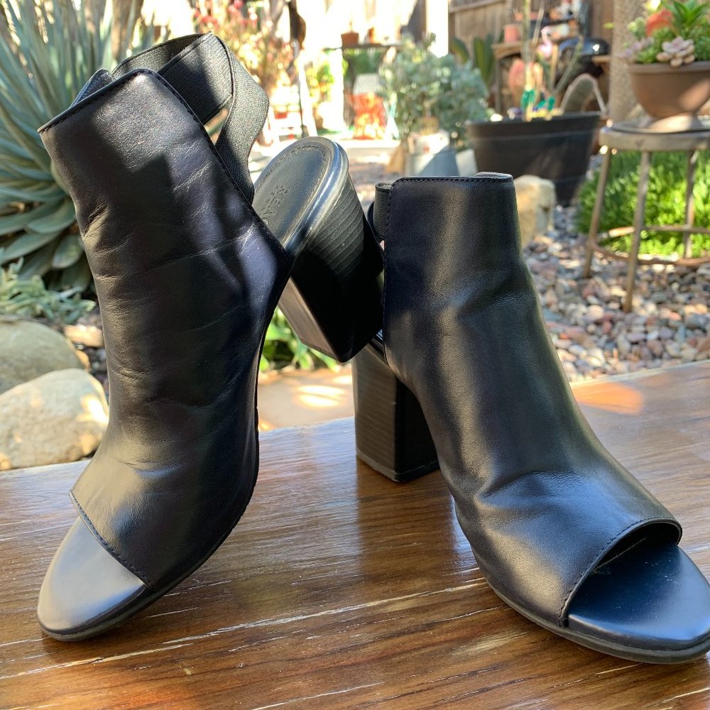 Kenneth Cole Reaction navy blue ankle bootie